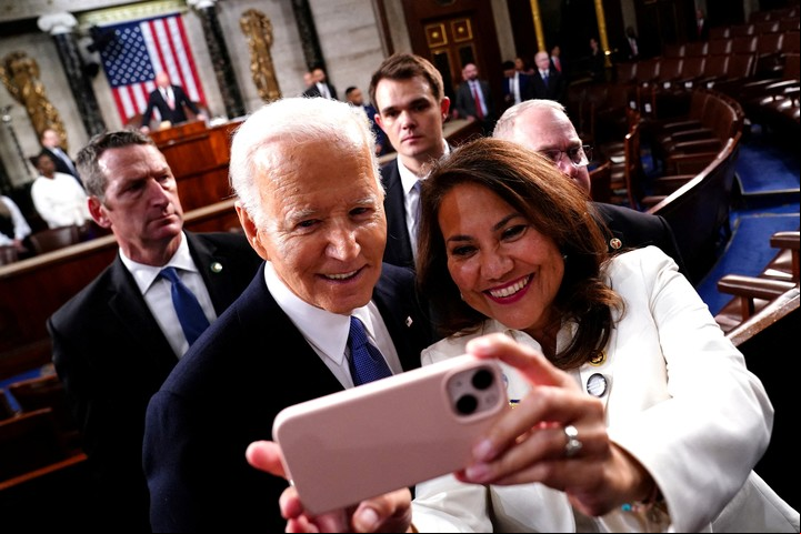 Joe Biden posa para una foto al abandonar el reciento. Foto: Reuters