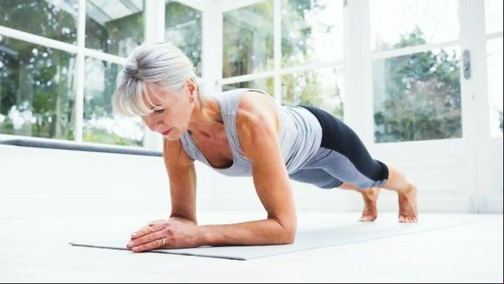 Entrenamiento de fuerza funcional: cómo mejorar tu rendimiento físico en la vida diaria. La plancha es un ejercicio clave de esta rutina.