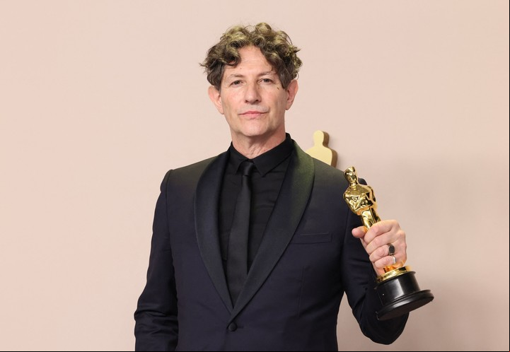 Jonathan Glazer, con uno de los dos premios que obtuvo "Zona de interés". Foto AFP