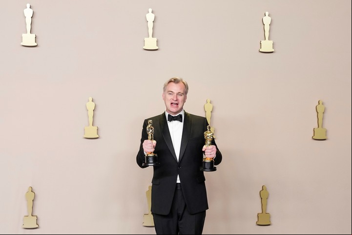 Christopher Nolan, con sus estatuillas a mejor película y mejor dirección, por "Oppenheimer". Foto EFE