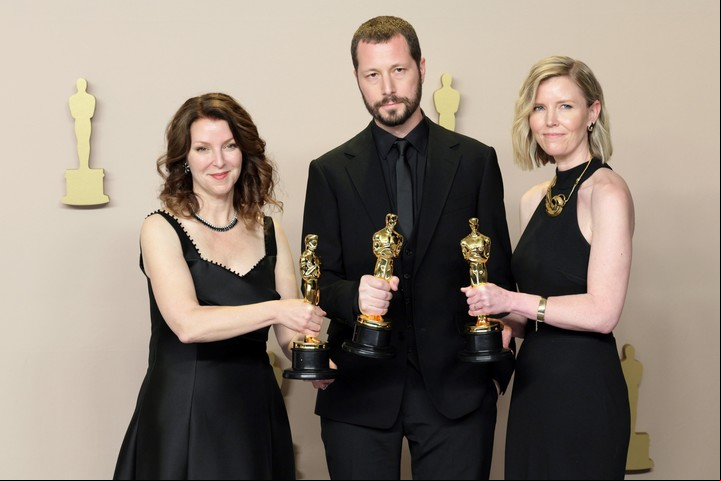 Raney Aronson-Rath, Mstyslav Chernov y Michelle Mizner ganaron el primer Oscar para Ucrania. por "20 Days in Mariupol". Foto EFE