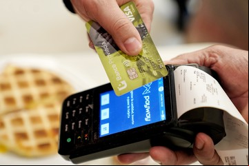 Los comercios ya no se podrán llevar las tarjetas: claves de la medida que busca evitar fraudes y acerca el “posnet” al cliente