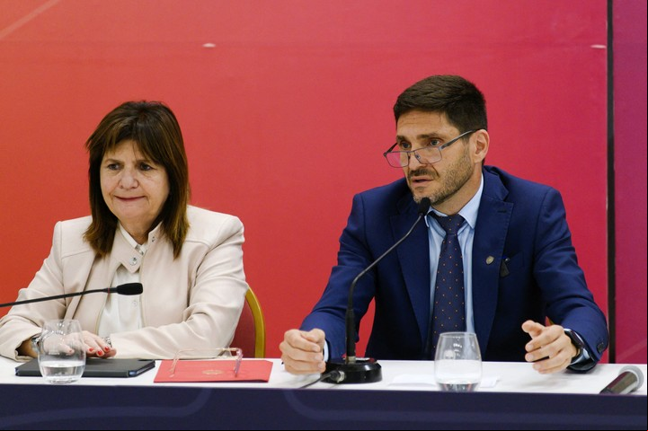 Patricia Bullrich y el gobernador de Santa Fe, Maximiliano Pullaro, ante la crisis en Rosario. Foto AFP