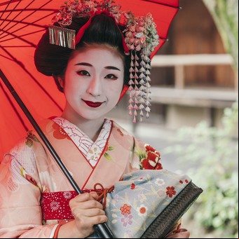 Lucha contra el turismo masivo en Japón: Kioto busca proteger a las geishas de la avalancha de viajeros que parecen paparazzi