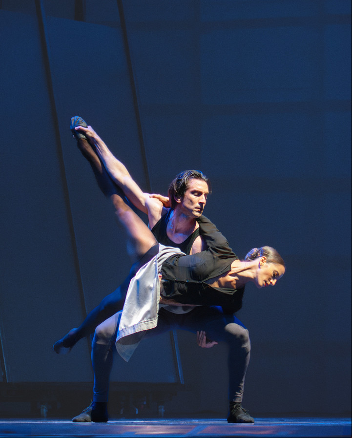 Juan Pablo Ledo y Ayelén Sánchez en Carmina Burana. Foto: PRENSA TEATRO COLÓN / ARNALDO COLOMBAROLI
