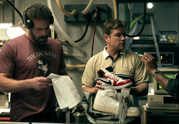Damon, co nsu amigo Ben Affleck, en "Air". Está cuarto e el ranking, y eso que cobró re poco por su papel en "Oppenheimer".