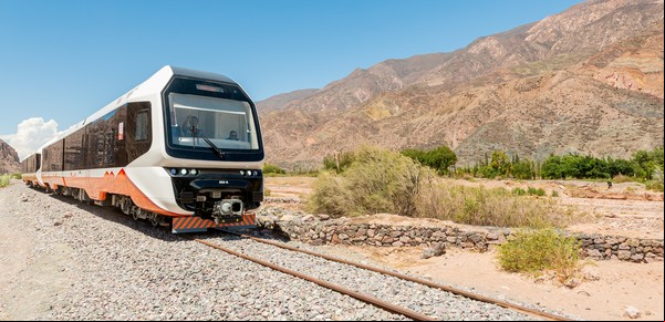 Arranca el nuevo tren solar de la Quebrada de Humahuaca: cómo es y cuánto cuestan los pasajes
