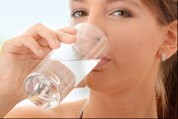 Beber agua antes de la comida ayuda a bajar de peso: ¿mito o realidad?