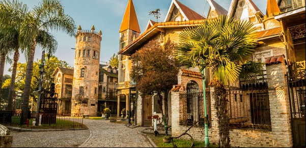 Cumplir un sueño: Campanópolis, la aldea medieval que nació de la imaginación, los escombros y varias compras en remates 