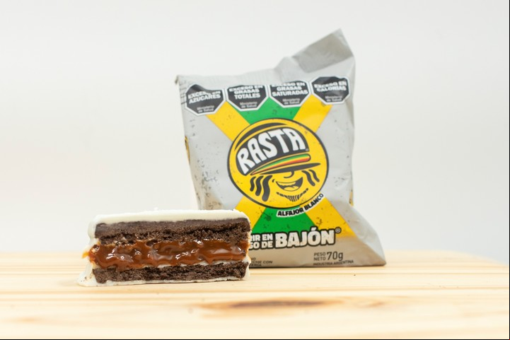 Alfajor Rasta viene en chocolate negro y blanco.