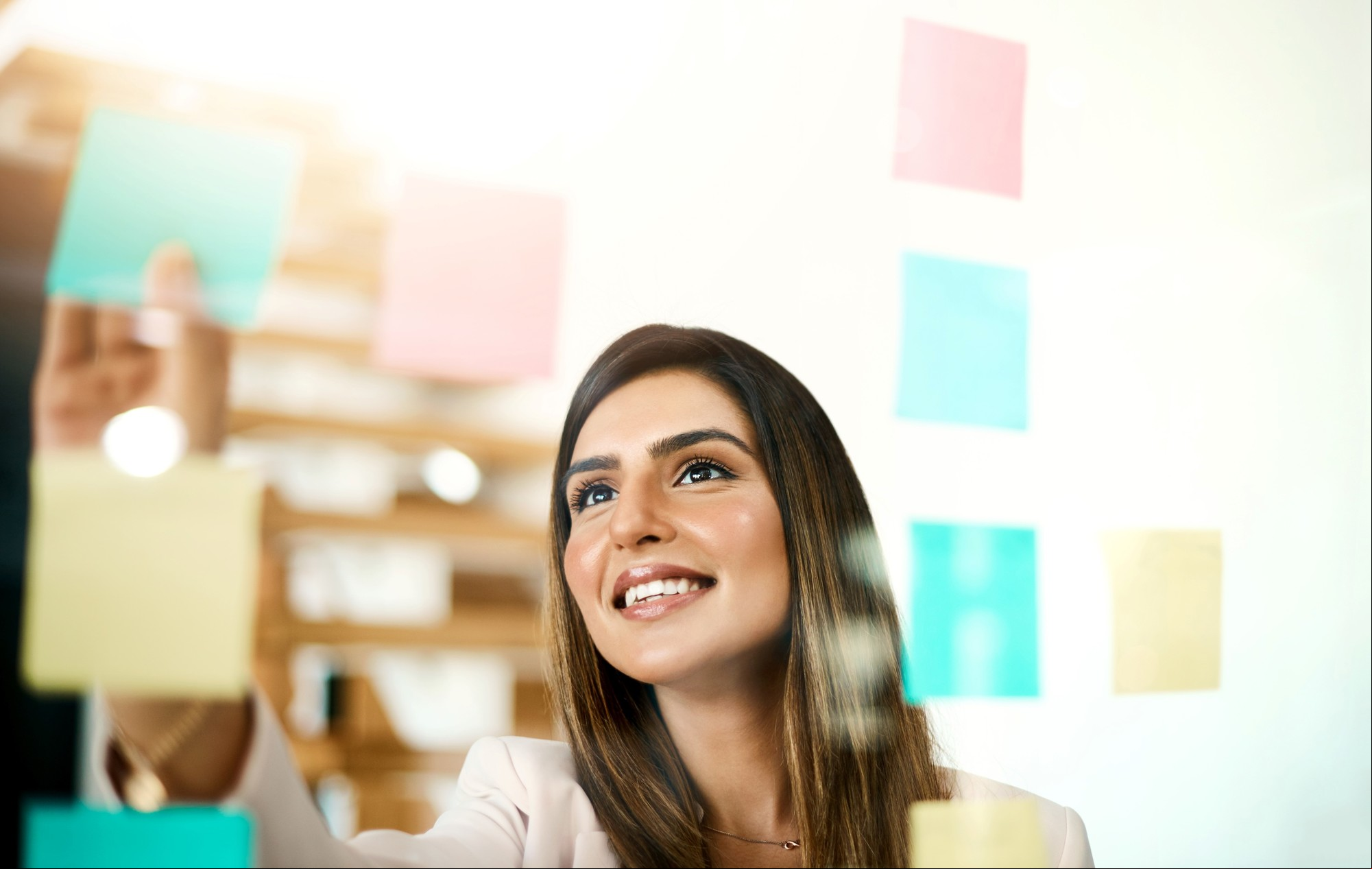 Hacer tu "vision board" puede ayudarte a organizar prioridades y fijar metas. Foto: ilustración Shutterstock