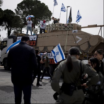 Con sus soldados atrapados en Gaza, Israel quiere reclutar a los ultraortodoxos y se desata otra batalla