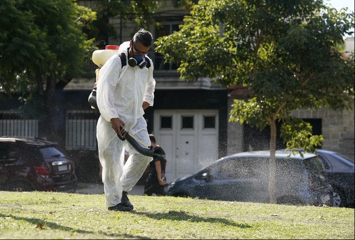 La fumigación no es suficiente para eliminar el mosquito, debe ser acompañada de la eliminación de todos los recipientes que acumulan agua . Foto: Fernando de la Orden 