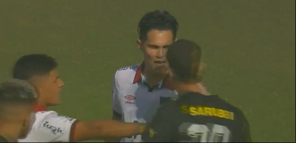 Increíble clásico en Uruguay: el arquero de Peñarol y un delantero de Nacional se pelearon antes de empezar el partido