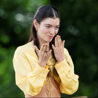 Lorde sorprendió con un tema de Talking Heads para un álbum tributo donde también estarán Miley Cyrus y El Mató A Un Policía Motorizado