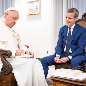Las maniobras secretas para elegir a los últimos Papas, contadas por el propio Francisco, en un nuevo y revelador libro