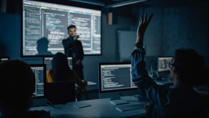 Los títulos intermedios se consiguen en dos o tres años de cursada. Foto: Shutterstock.
