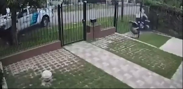 Video: evadieron un control policial, los persiguieron y terminaron estrellados contra el frente de una casa