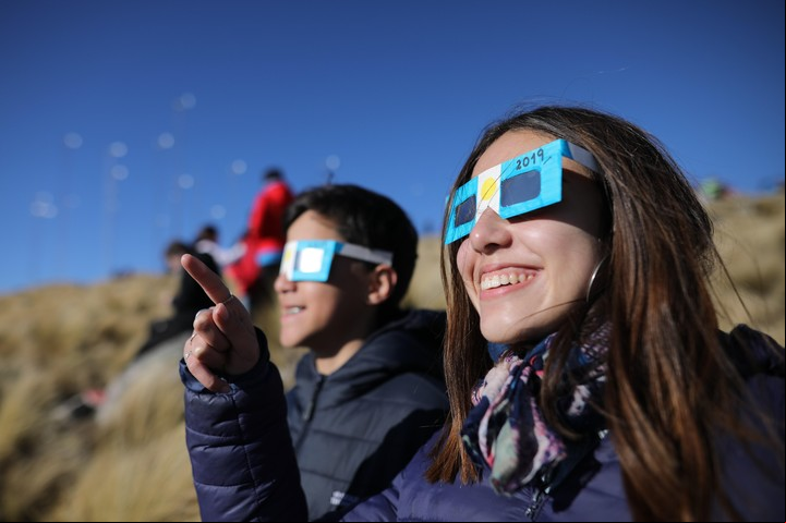 No mirar al sol de manera directa, tanto con o sin eclipse. EFE/Nicolas Aguilera