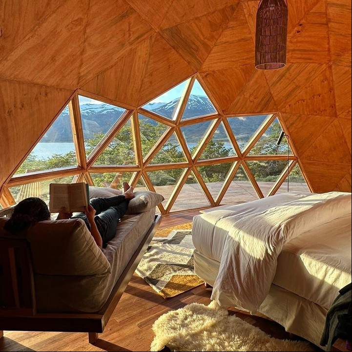 Frente al glaciar, uno de los domos de Pristine Luxury Camp en El Calafate, Santa Cruz. Foto Pristine