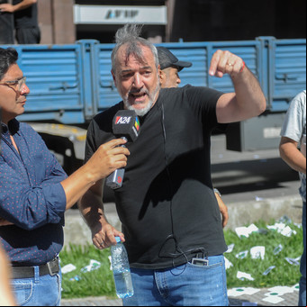 Un gremio dice que más del 96% de los empleados públicos aprobó el examen de idoneidad y ahora piden que los hagan planta permanente: "Al Gobierno le salió el tiro por la culata"