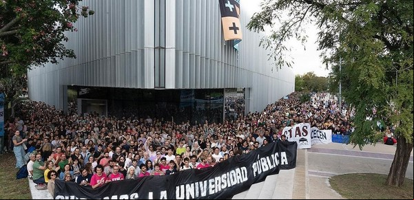La universidad pública y autónoma a favor de la reproducción del conocimiento y la construcción del saber
