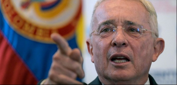 Insólito momento en Colombia: proyectaron por error un video bizarro y otro porno en un juicio contra el expresidente Álvaro Uribe