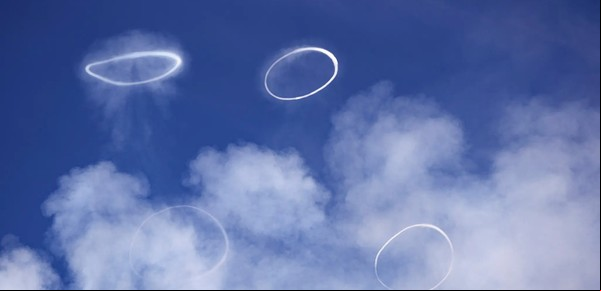 El Monte Etna lanza anillos de humo perfectos hacia el cielo de Sicilia