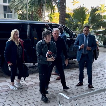 En Miami, Javier Milei dedicó tiempo a Twitter y fue distinguido "Embajador de Luz" por judíos ultra religiosos 