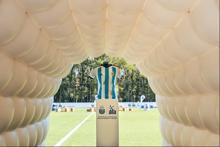 Una de las camiseta con las manchas del concurso de Ala, a la salida de la manga para entrar a uno de los campos del predio de AFA en Ezeiza.