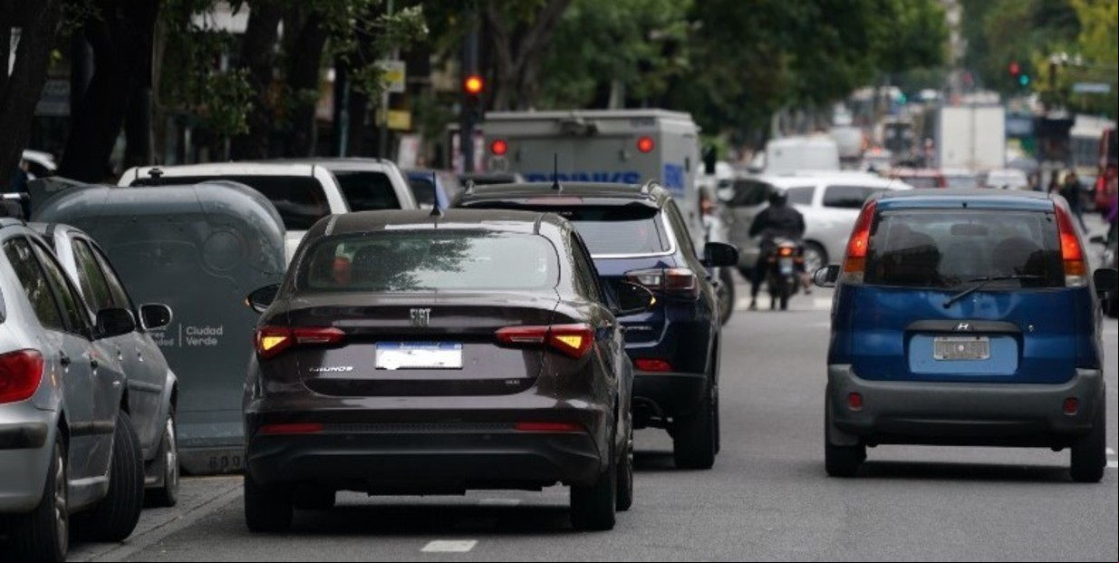 Alerta, doble fila: la infracción de la que todos se quejan en la Ciudad y faltan controles