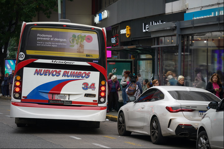 Mal estacionamiento. A los que paran en doble fila se suman los que estacionan sobre paradas de colectivos. Foto: Juano Tesone