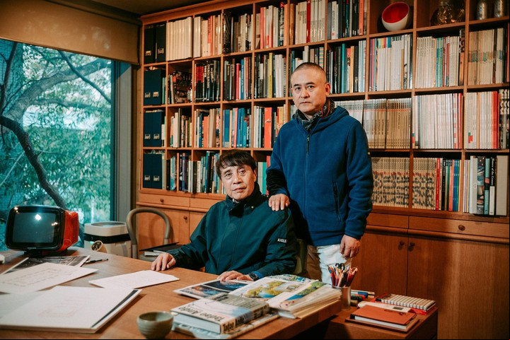 El arquitecto Tadao Ando, sentado, y el pintor Zeng Fanzhi en el anexo del despacho de Ando en Osaka, Japón, 23 de marzo de 2024. Desde Japón, Ando diseñó una exposición para Zeng, el pintor chino, que genera una sensación de sorpresa y descubrimiento, lo que el director del LACMA llama "algo extraño y poético". (Kentaro Takahashi/The New York Times)