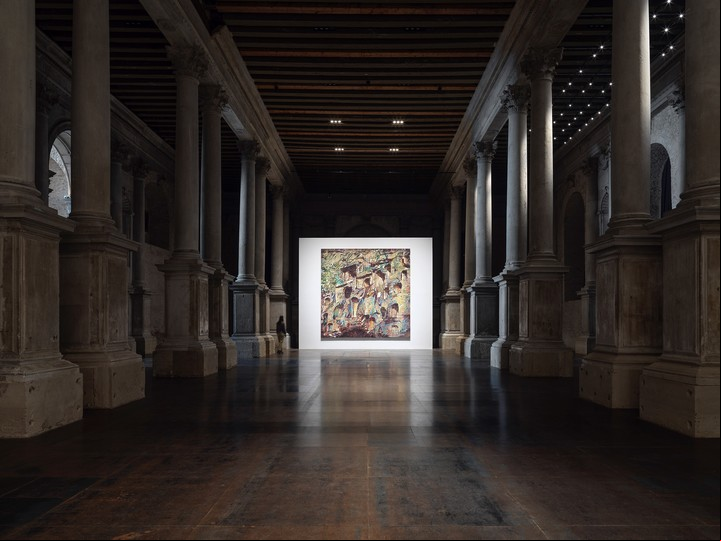 El diseño expositivo de Tadao Ando para "Zeng Fanzhi: Near and Far/Now and Then" en Venecia, Italia, utiliza la luz y la sombra para acentuar la interacción entre las obras de arte y el lugar, la Scuola Grande della Misericordia. Desde Japón, Ando diseñó una exposición para Zeng, el pintor chino, que genera una sensación de sorpresa y descubrimiento, lo que el director del LACMA llama "algo extraño y poético". (Stefan Altenburger vía The New York Times)