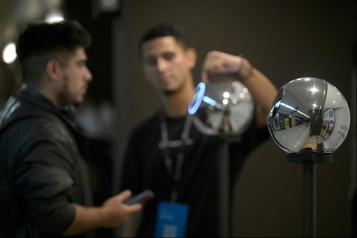 Hace meses que se ven largas filas para verificarse en distintos puntos de la Argentina. (Foto: AFP)