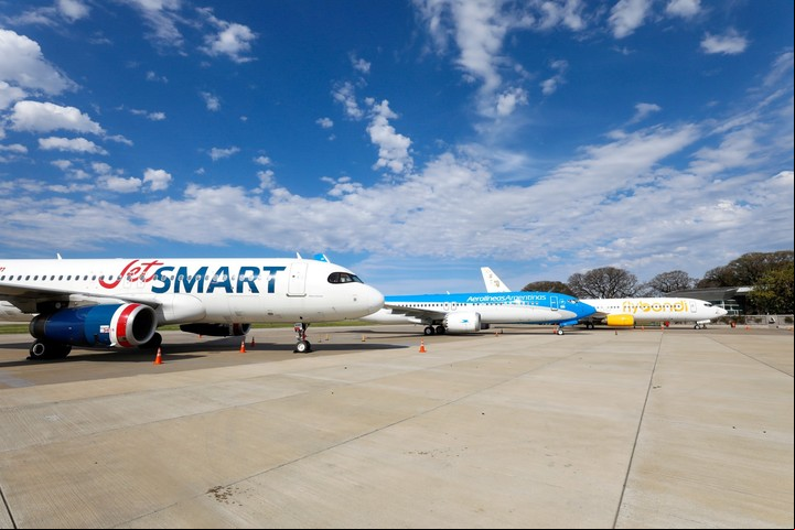 Aviones de JetSmart, Aerolíneas y Flybondi en Aeroparque.