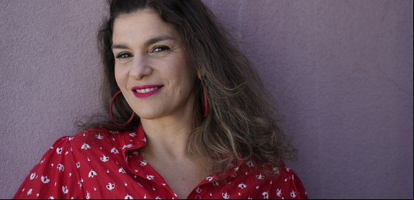 Dalia Gutmann, a punto de llevar su humor a España: por qué se ríe de su cuerpo y la historia desconocida de su padre en la AMIA