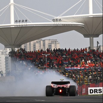 Fórmula 1 en China: Carlos Sainz se dio un fuerte golpe con la Ferrari en la clasificación, pero lo mandaron de regreso a la pista