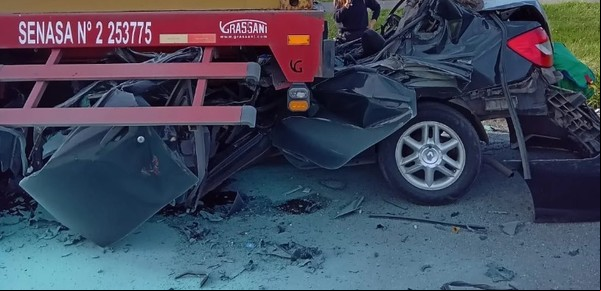Se incrustó contra un camión a metros de un peaje de la ruta 9 y murió