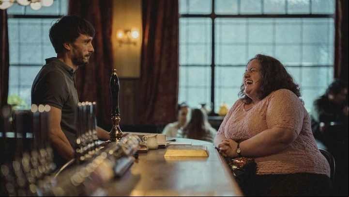 No tanta risa. La miniserie, de 7 capítulos de media hora, utiliza el humor para liberar tensiones.