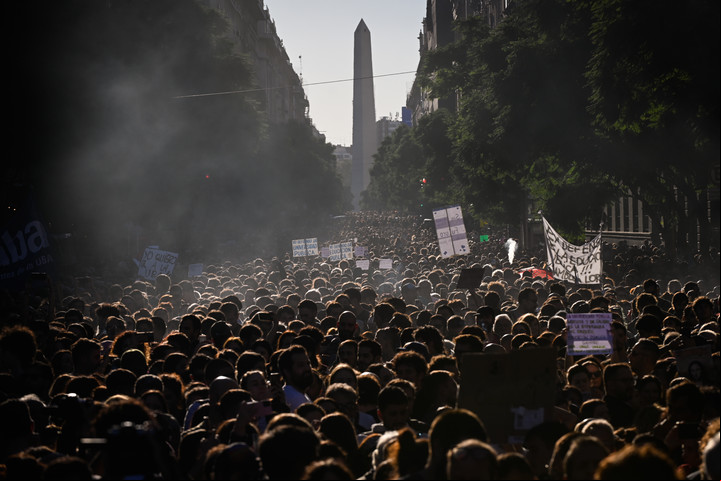 Una de las marchas universitarias por la educación pública, en Ciudad de Buenos Aires. Foto Mariana Nedelcu