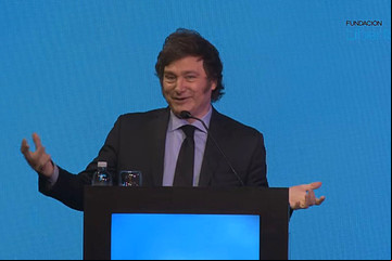 El stand up de Milei en una cena liberal: chicaneó a sus detractores, elogió a su gabinete y pidió que "tiren la Ley Bases"