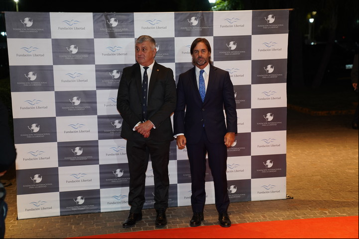 Luis Lacalle Pou, con el titular de la Fundación Libertad.
Foto: Martín Bonetto.
