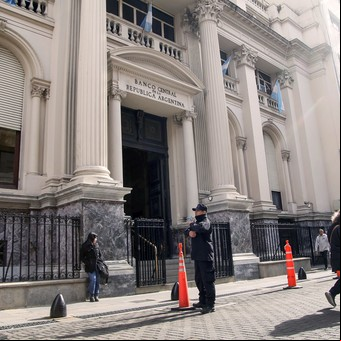 En el último día de mayo el dólar minorista cerró en $ 1.200 y las reservas cayeron US$ 1.500 millones 