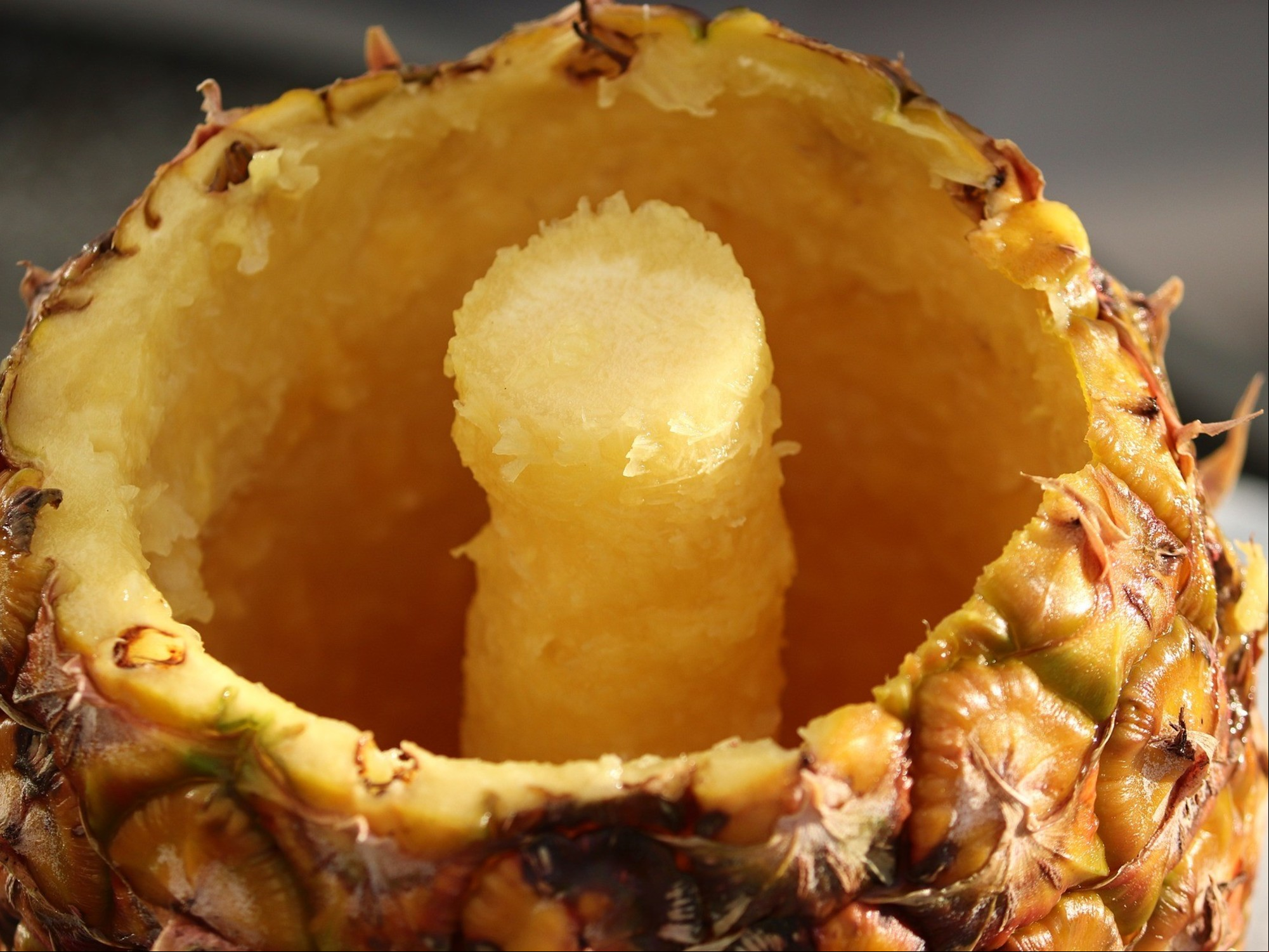 ¿Qué beneficios tiene hervir la cáscara de ananá en ayunas? 