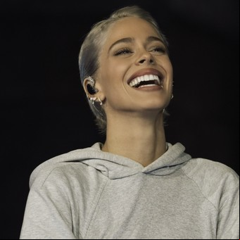 Tras las suspensiones por lluvia, Tini Stoessel presentó "Un mechón de pelo" en Hurlingham con dos shows en continuado y un arsenal de confesiones