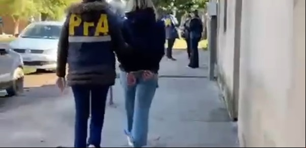 Inventaron un perfil de mujer y hacían extorsiones sexuales por Facebook y WhatsApp: cayó una banda de presos y sus cómplices fuera de la cárcel