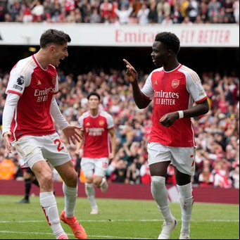 Arsenal ganó y sigue en la cima, aunque necesita que le den una mano para quedarse con el título