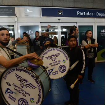Asambleas sindicales en transporte y actividad portuaria: Aerolíneas Argentinas reprogramó vuelos