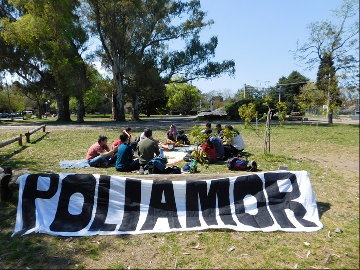 Hoy Juan Pablo dirige un espacio de acompañamiento y escucha para parejas que quieren abrir la relación. Foto gentileza.